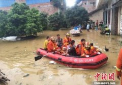 澳门太阳城集团： 图为救援的现场 林浩 摄 天等县县城多条街道发生内涝